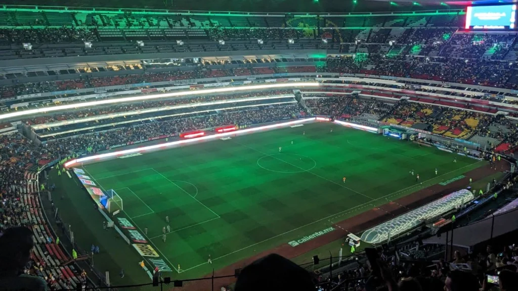 Vista del Estadio Azteca durante un partido entre América y León
