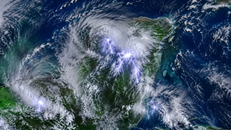 Imagen ilustrativa de nubosidad y tormentas eléctricas sobre la Península de Yucatán