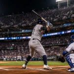 Imagen ilustrativa de un juego nocturno de beisbol durante la postemporada en un estadio lleno