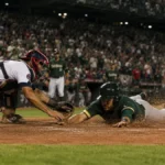 Imagen ilustrativa de una jugada en el plato durante un partido de beisbol