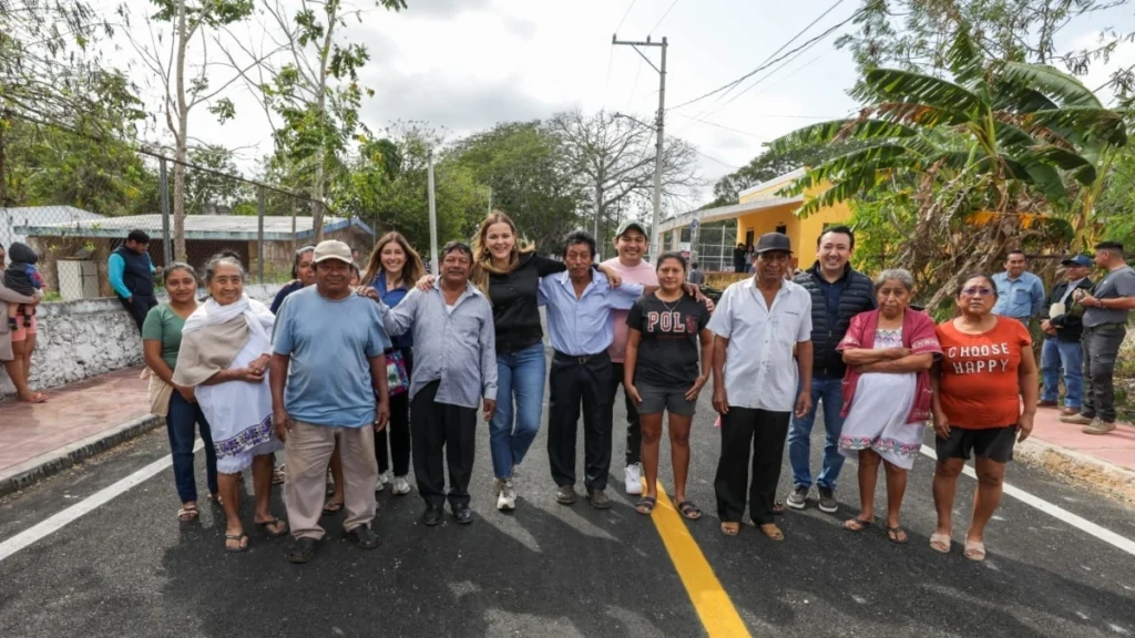 Cecilia Patrón junto a habitantes de una comisaría del municipio de Mérida durante acciones municipales
