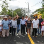 Cecilia Patrón junto a habitantes de una comisaría del municipio de Mérida durante acciones municipales