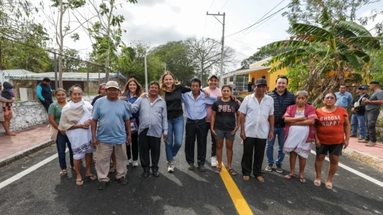 Cecilia Patrón junto a habitantes de una comisaría del municipio de Mérida durante acciones municipales