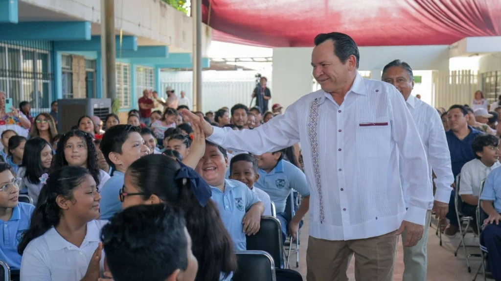 Joaquín Díaz Mena saluda a estudiantes de la primaria Pedro R. Pinzón Sánchez en Mérida