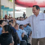 Joaquín Díaz Mena saluda a estudiantes de la primaria Pedro R. Pinzón Sánchez en Mérida