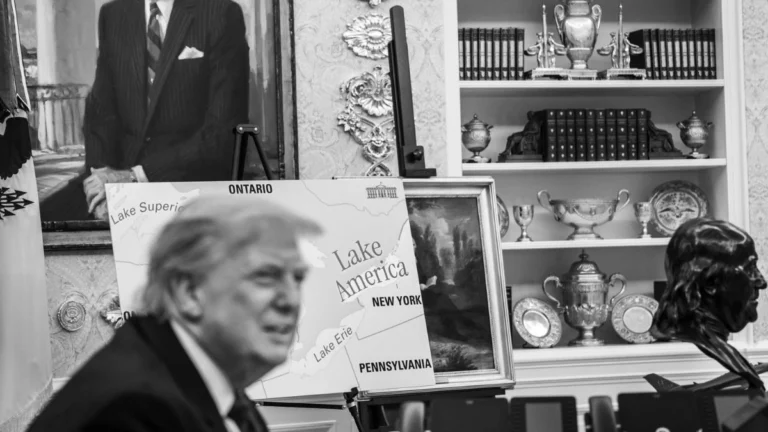 Donald Trump frente a un mapa con la denominación Lake America en la Oficina Oval