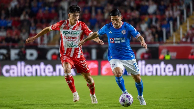 Imagen ilustrativa de futbolistas con uniformes inspirados en Necaxa y Cruz Azul disputando el balón