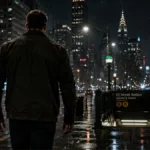 Imagen ilustrativa de un hombre caminando de noche por una calle de Nueva York bajo la lluvia