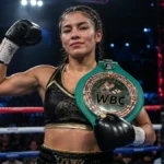Imagen ilustrativa de una boxeadora con guantes y cinturón de campeonato dentro de un cuadrilátero