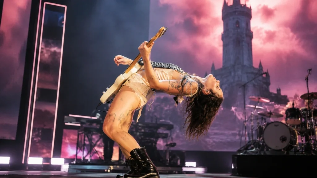 Imagen ilustrativa de Halsey tocando la guitarra durante una presentación en concierto