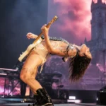 Imagen ilustrativa de Halsey tocando la guitarra durante una presentación en concierto