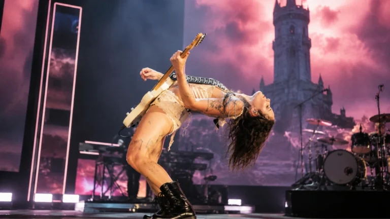 Imagen ilustrativa de Halsey tocando la guitarra durante una presentación en concierto