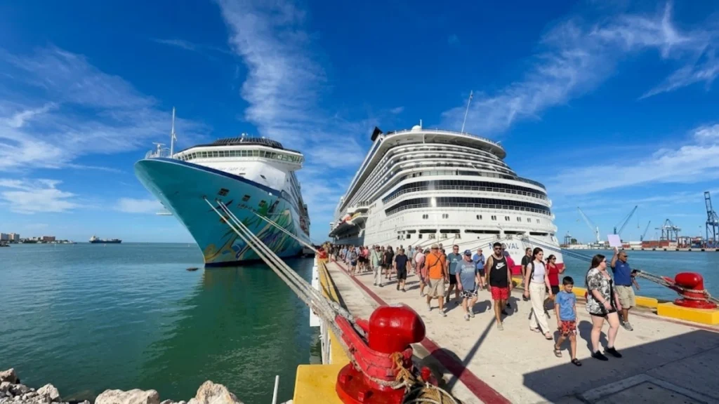 Turistas desembarcan de cruceros atracados en el puerto de Progreso, Yucatán