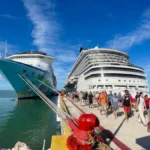 Turistas desembarcan de cruceros atracados en el puerto de Progreso, Yucatán
