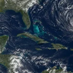 Imagen satelital ilustrativa del Atlántico, el Caribe y la Península de Yucatán con un sistema tropical alejado de la región