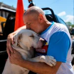 Imagen ilustrativa de un hombre abrazando y besando a un perro antes de su separación