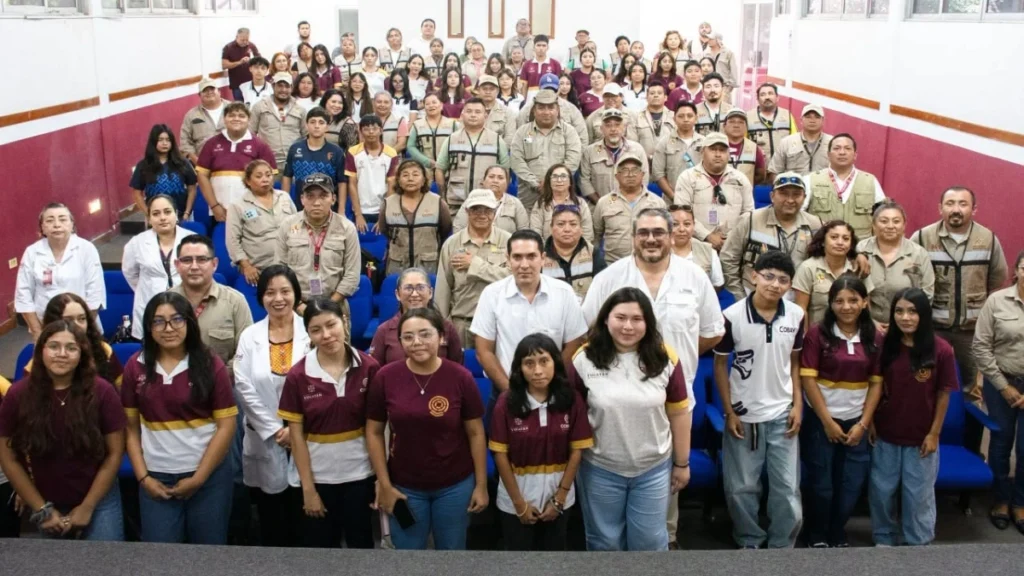 Personal de salud, brigadistas y estudiantes participan en jornada de prevención contra dengue, chikungunya y zika en Yucatán