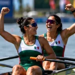 Imagen ilustrativa de dos remeras mexicanas celebrando durante una competencia internacional de remo