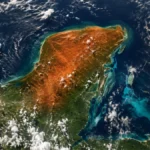 Imagen satelital ilustrativa de la Península de Yucatán bajo condiciones de calor y nubosidad