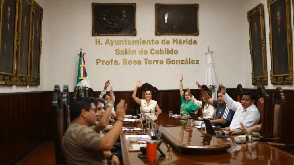 Integrantes del Cabildo de Mérida votan durante una sesión en el Salón Rosa Torre González