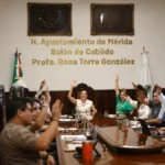 Integrantes del Cabildo de Mérida votan durante una sesión en el Salón Rosa Torre González
