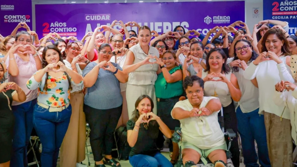 Cecilia Patrón junto a participantes del programa Educación Universitaria para las Mujeres en Mérida