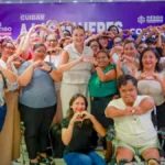 Cecilia Patrón junto a participantes del programa Educación Universitaria para las Mujeres en Mérida
