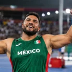 Imagen ilustrativa de un atleta mexicano de impulso de bala celebrando en un estadio
