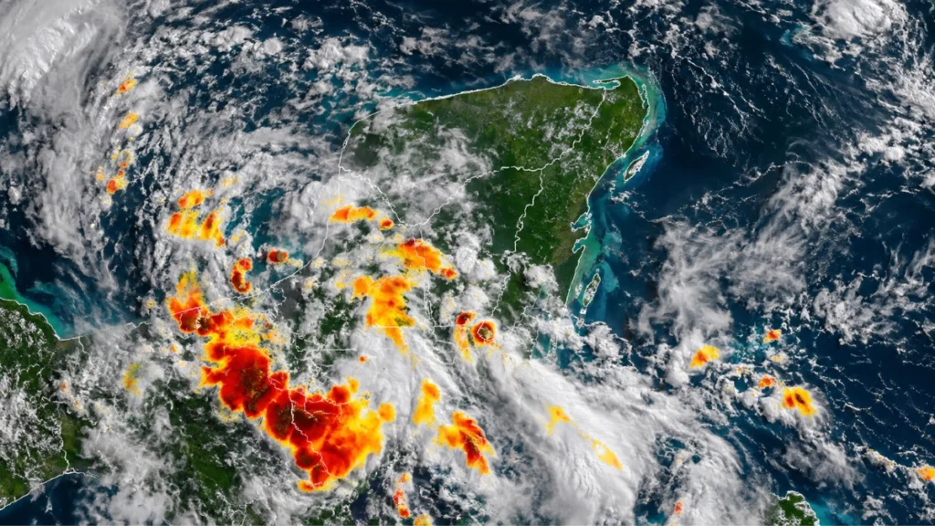 Imagen satelital de la Península de Yucatán con nubosidad densa y tormentas sobre el centro y sur del estado.