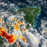 Imagen satelital de la Península de Yucatán con nubosidad densa y tormentas sobre el centro y sur del estado.