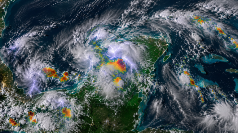 Imagen ilustrativa de fuertes lluvias, nubosidad y tormentas eléctricas sobre la península de Yucatán