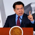 Funcionario mexicano durante una conferencia relacionada con educación y el uso de celulares en las escuelas