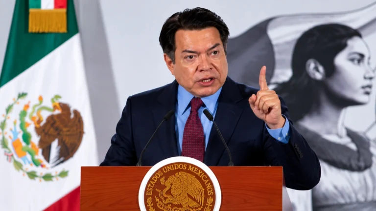 Funcionario mexicano durante una conferencia relacionada con educación y el uso de celulares en las escuelas