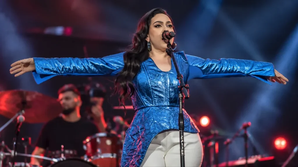 Carla Morrison durante una presentación musical en vivo