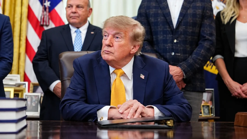 Donald Trump durante la firma de órdenes ejecutivas en la Oficina Oval