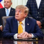 Donald Trump durante la firma de órdenes ejecutivas en la Oficina Oval