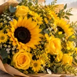 Ramo de flores amarillas con girasoles y rosas, tendencia que se populariza cada 21 de septiembre.