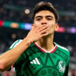 Gilberto Mora con la Selección Mexicana, joven futbolista seguido de cerca por Real Madrid y Barcelona.