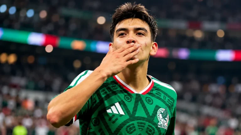 Gilberto Mora con la Selección Mexicana, joven futbolista seguido de cerca por Real Madrid y Barcelona.