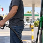Persona cargando gasolina en una estación de servicio en México
