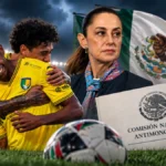 Jugadores de Venados FC junto a una representación de la Comisión Nacional Antimonopolio en una imagen sobre la investigación al fútbol mexicano.