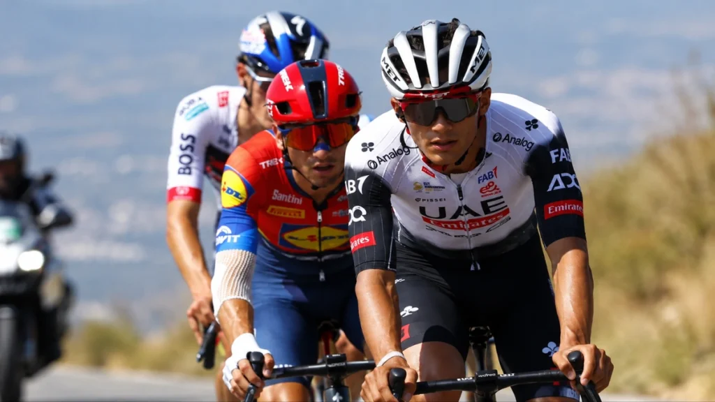 Isaac del Toro compite en una carrera de ciclismo de ruta con el uniforme del UAE Team Emirates.