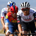 Isaac del Toro compite en una carrera de ciclismo de ruta con el uniforme del UAE Team Emirates.