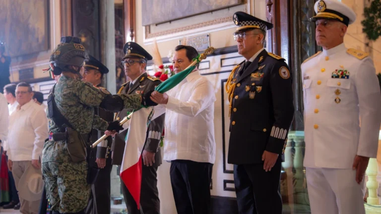 Joaquín Díaz Mena recibe la Bandera Nacional durante la ceremonia del Grito de Independencia en Yucatán