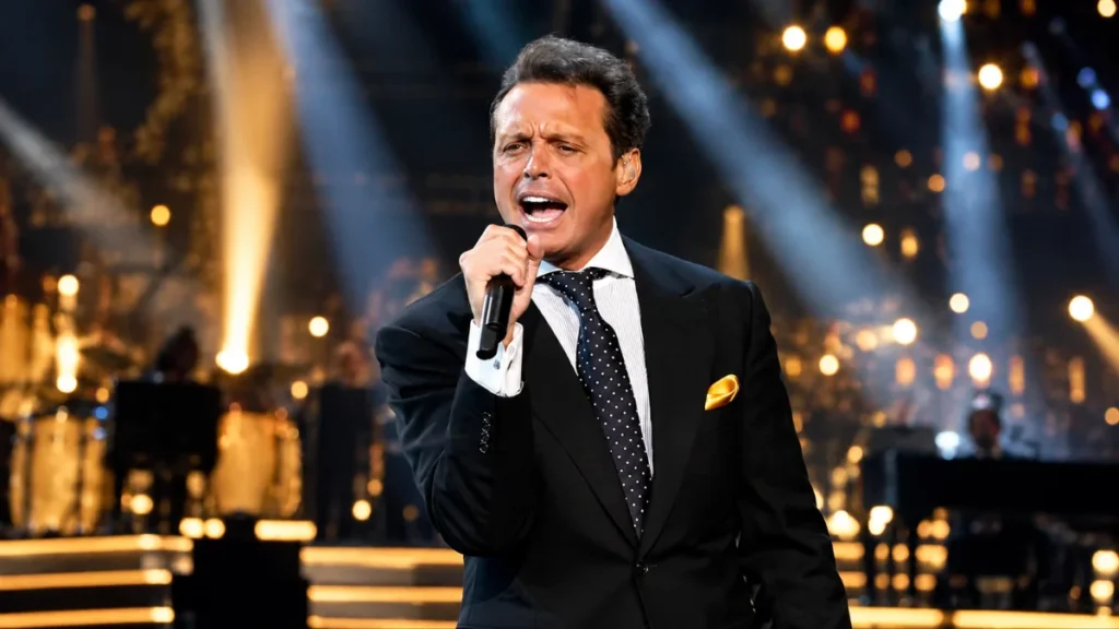 Luis Miguel durante un concierto previo a su nueva gira Tour 2027