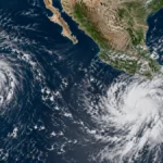 Vista satelital vertical de dos sistemas ciclónicos en el Pacífico cerca de México