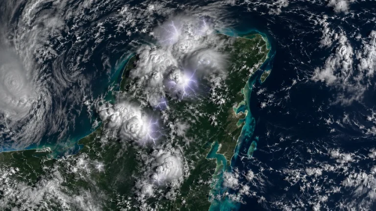 Vista satelital de tormentas eléctricas sobre la Península de Yucatán