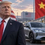 Donald Trump frente a una planta automotriz con un automóvil y las banderas de Estados Unidos y China