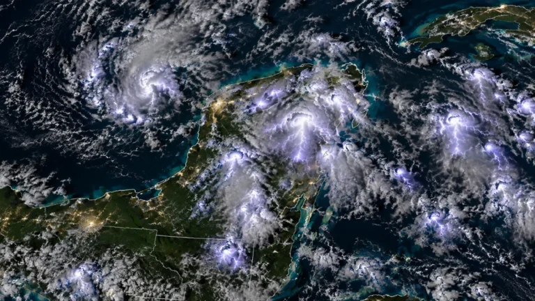 Tormentas eléctricas y grandes nubes de lluvia sobre la Península de Yucatán.