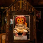 Muñeca de trapo Annabelle relacionada con las investigaciones paranormales de Ed y Lorraine Warren.